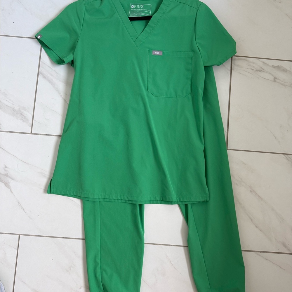 Figs Vibrant Green Women’s Scrub Set
